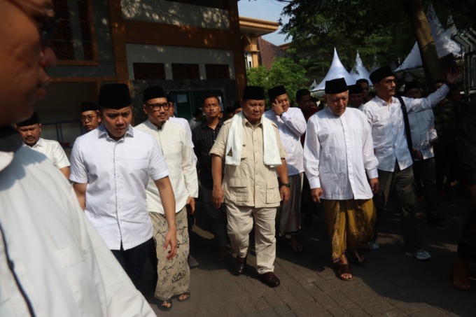 Menteri Pertahanan RI Prabowo Subianto ziarah ke Makam Pendiri NU KH Hasyim Asy’ari dan Presiden KH Abdurrahman Wahid di kompleks Ponpes Tebuireng, Minggu (21/5) sore.