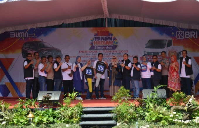 BRI Cabang Jombang saat menyerahkan secara simbolis hadiah utama berupa mobil kepada nasabah yang beruntung, Minggu (21/5)