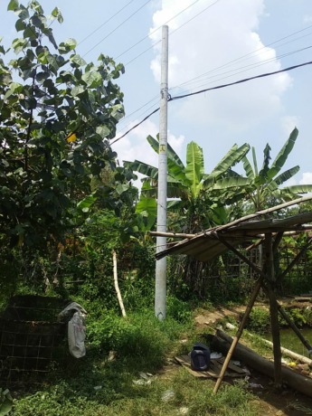 Inilah tiang listrik di Desa/Kecamatan Bareng yang dipermasalahkan warga. Pembangunan tiang listrik ini tak melalui izin pemilik lahan, dan menganggu aktivitas warga.