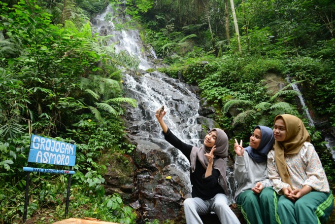 Wisata Grojogan Asmoro di Dusun Tegalrejo, Desa Jarak, Kecamatan Wonosalam menyuguhkan pemandangan yang eksotis.