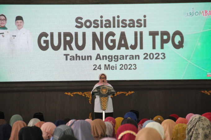 Ribuan guru TPQ se Jombang mengikuti sosialisasi pencairan insentif di Pendopo Kabupaten Jombang.