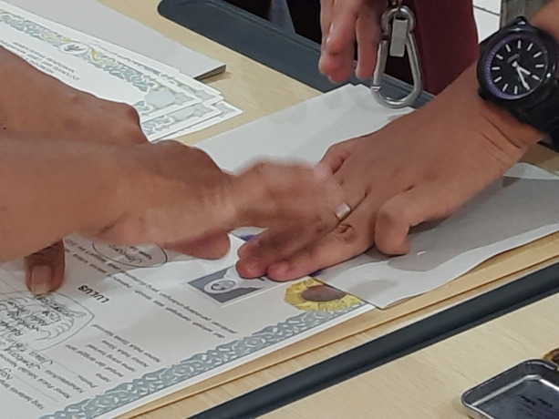 Siswa SMAN 2 Jombang datang ke sekolah untuk melakukan cap tiga jari ijazah, kemarin (24/5).