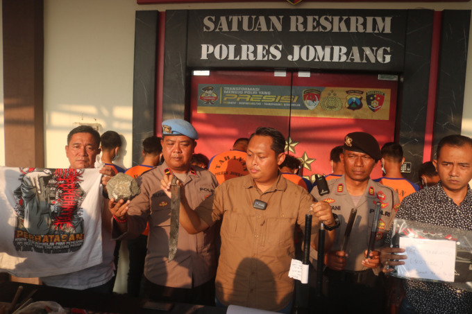 Polisi saat menunjukkan sejumlah barangbukti yang berhasil diamankan petugas. Dalam kasus ini, ada 119 pesilat yang dibekuk, 8 diantaranya jditetapkan tersangka dalam kasus penganiayaan, perusakan hingga membawa senjata tajam.
