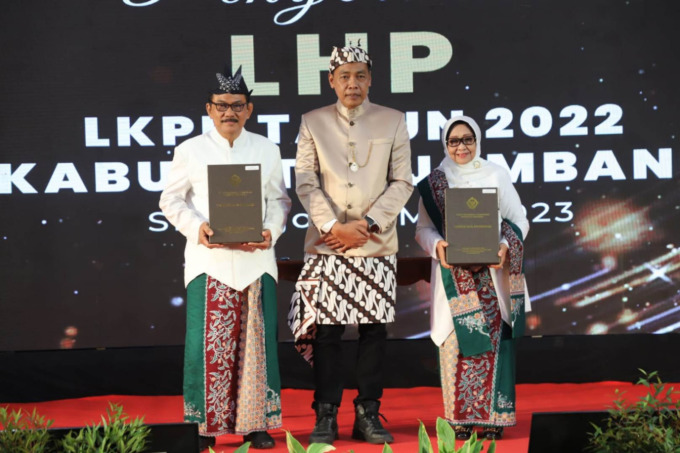 bupati dan kerua DPRD Jombang saat menerima penghargaan opini WTP dari BPK RI