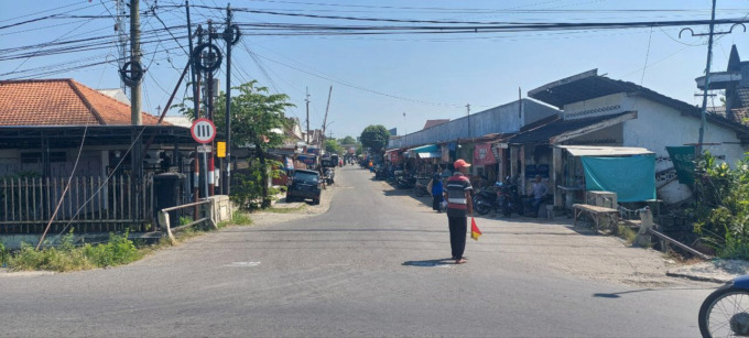 Jalan Kabupaten Ruas Kabuh-Tapen ini bakal segera diperbaiki dengan pengecoran, lebar jalannya pun ditambah