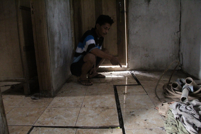 Sugito, warga Dusun Jumok, Desa Sambirejo, Kecamatan Wonosalam menunjukkan kondisi dinding rumahnya yang retak-retak akibat cuaca ekstrem, Jumat (26/5).
