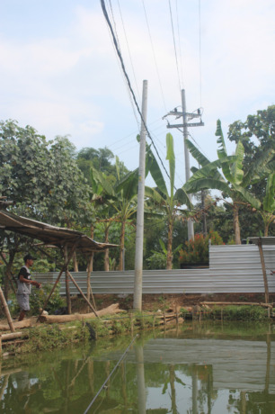 Ini bentuk tiang listrik milik PLN yang dipasang seenaknya di halaman rumah warga tanpa izin.