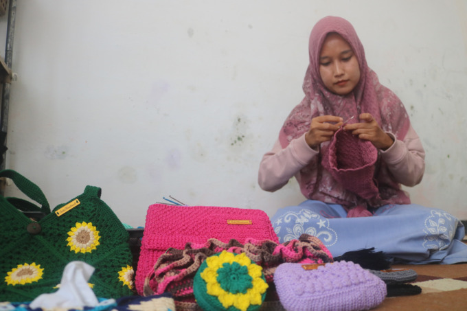 Produk yang dihasilkan Yovita dari merajut di rumahnya Dusun Beyan, Desa Pandanwangi, Diwek.