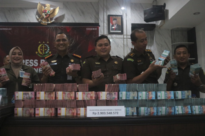 Gepokan uang ini adalah hasil lelang aset milik Masykur Afandi, Koruptor KUPS Bank Jatim.