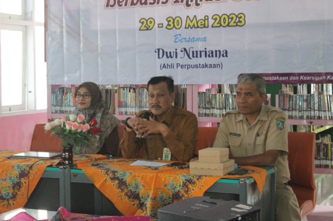 Dari kiri Dwi Nuriana (ahli perpustakaan), Hari Subagyo (Kabid Perpustakaan), Prince Dindah (Pustakawan)