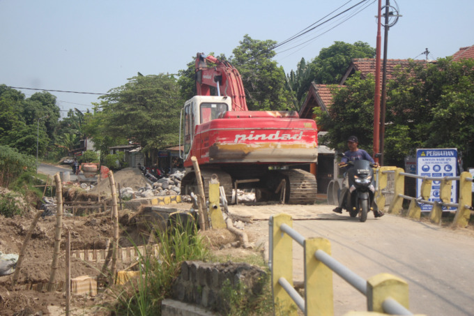 Proses perbaikan jembatan di Desa Gajah, Kecamatan Ngoro