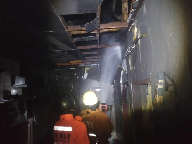 petugas sedang melakukan pembasahan di rumah milik Islakun di Dusun Wonokerto, Desa/Kecamatan Peterongan yang terbakar Selasa (30/5) petang.
