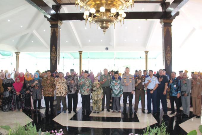 Bupati Jombang Hj Mundjidah Wahab foto bersama para pensiunan ASN