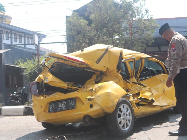 Kondisi mobil honda Brio berpenumpang tiga orang yang mengalami kecelakaan di depan Puskesmas Peterongan Rabu (31/5)