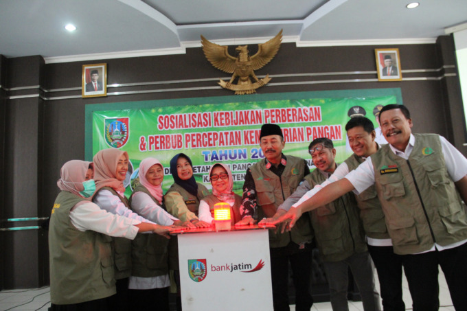 Bupati Hj Mundjidah Wahab didampingi Kepala Dinas Ketahanan Pangan dan Perikanan, Nur Kamalia, menekan sirine launching Perbup Percepatan Kemandirian Pangan