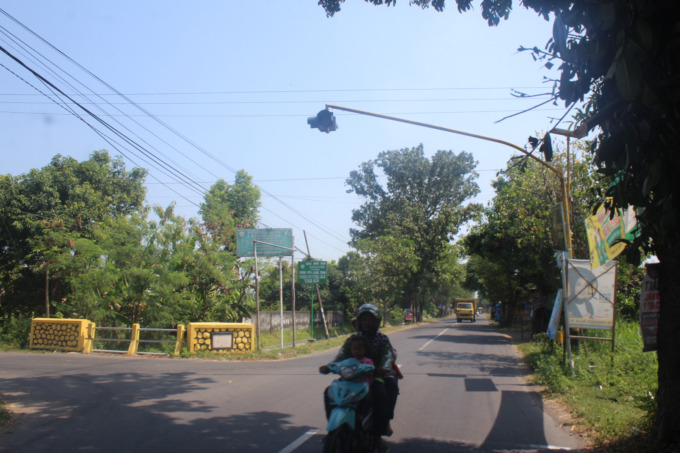 Kondisi lampu flash di jalan kabupaten Desa Sukopinggir, Kecamatan Gudo yang kondisinya dibiarkan mati berbulan-bulan tanpa penanganan.