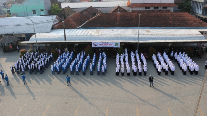 Momen khidmad saat santri Pondok Pesantren Gadingmangu Perak mengikuti upacara Hari Lahir Pancasila