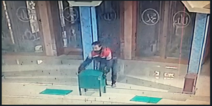 Pelaku pencongkelan kotak amal masjid An Nur Dusun branjang,  Desa Sidokerto, Kecamatan Mojowarno saat menjalankan aksinya.
