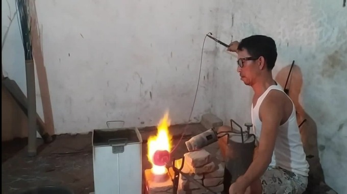 Proses pembuatan manik-manik dari limbah kaca di Desa Plumbon Gambang, Kecamatan Gudo.