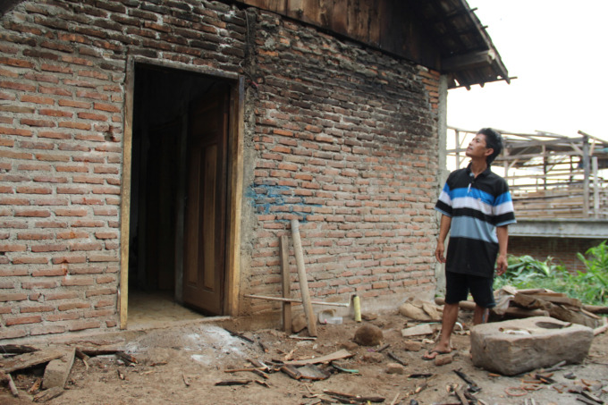 Kondisi rumah warga di Dusun Jumok, Desa Sambirejo, Kecamatan Wonosalam yang retak akibat tanah gerak.