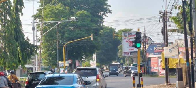 Salah satu traffic light yang sudah terpasang kamera ETLE adalah traffic light di simpang empat Sambongdukuh ini.