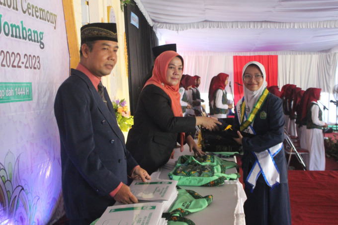 Prosesi wisuda ratusan siswa MTsN 16 Jombang.