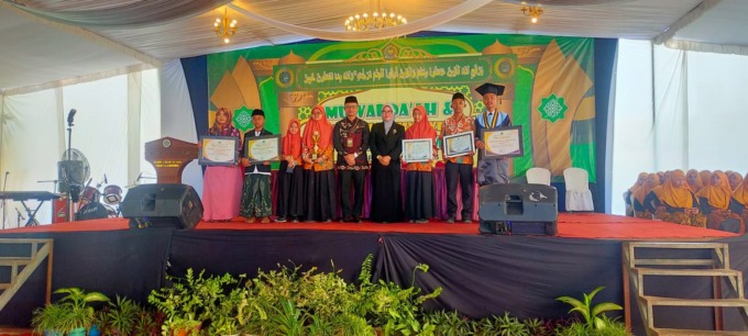 Kepala MTsN 10 Jombang bersama Kepala Kemenag Jombang berfoto bersama sejulah lulusan berprestasi.