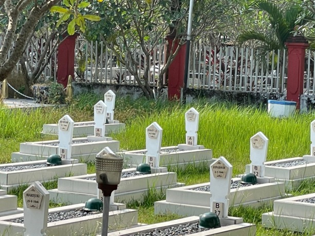 kondisi rumput di TMP Kusuma Bangsa yang kurang terawat