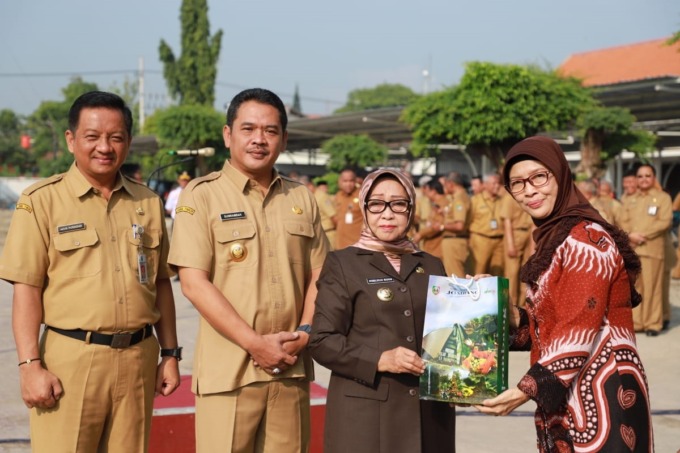 Bupati Jombang Hj Mundjidah Wahab didampingi Wabup Sumrambah dan Sekdakab Agus Purnomo memberikan tali asih kepada Staf Ahli Bidang SDM dan Kemasyarakatan Murti Cahyani yang purnatugas