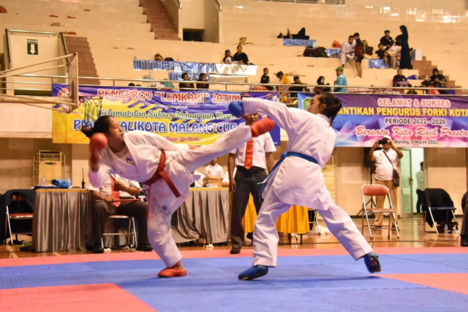 Shalsabila Erika Kanasawa (kiri) saat tampil kumite -55 kg U-21 putri Gajah Mada Open Karate Championship di GOR Pancasila UGM Jogja, Minggu (4/6).