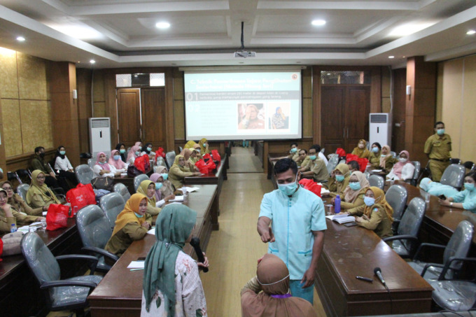 Dr Neni Daniati penanggung jawab Klinik Mata EDC Mojoagung memberikan materi kepada peserta.