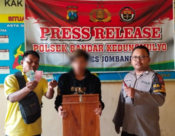 FA, 17, remaja pelaku pembobolan kotak amal saat diamankan di Mapolsek Bandarkedungmulyo