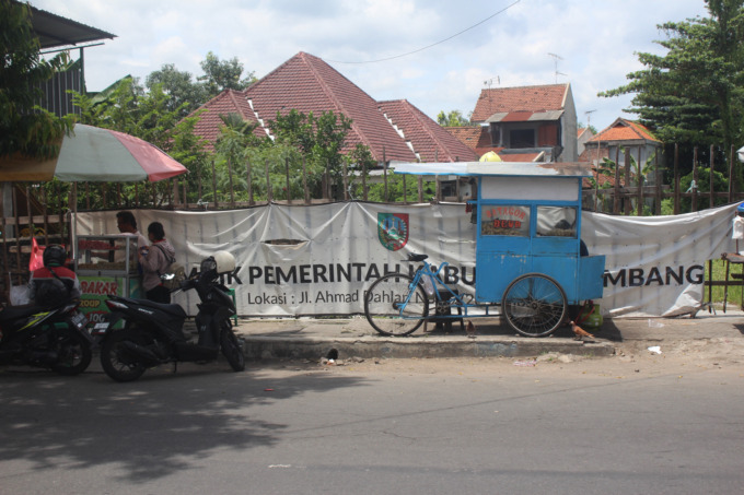 Lahan yang telah dibeli Pemkab Jombang untuk sentra PKL di Jl KH Ahmad Dahlan.