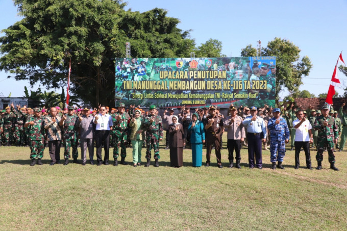 Bupati bersama Frkopimda berfoto bersama prajurit TNI yang terlibat dalam TMMD di Desa Klitih, Kecamatan Plandaan