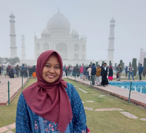 1.	Rizqi Mutqiyyah saat berfoto di Taj Mahal Agra, salah satu ikon India pada saat winter (Januari 2023)
