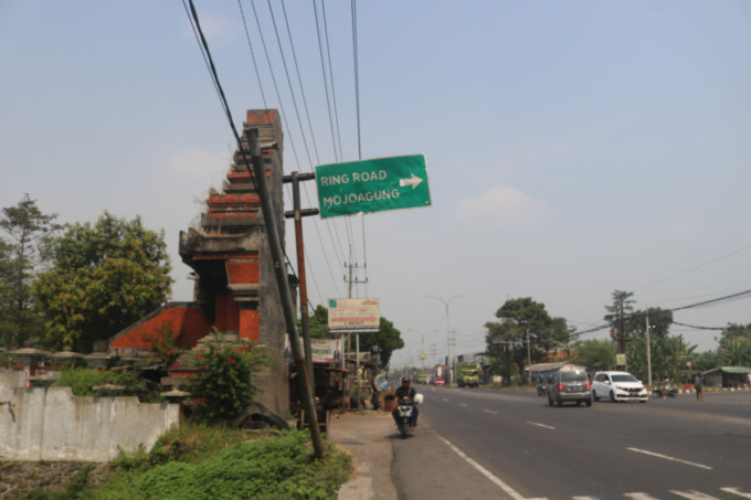 Tugu ini, adalah salah satu titik perbatasan Kabupaten Jombang dan Kabupaten Mojokerto di Kecamatan Mojoagung