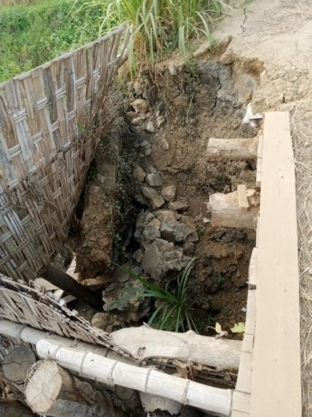bagian urukan samping duiker sementara Asemgede mulai tergerus. Warga berharap, rencana pembuatan duiker permanen yang kini tengah dilelang bisa segera terealisasi.