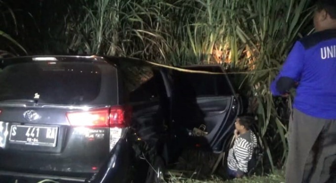 Kondisi mobil saat tercebur ke kebun tebu d pingi ringroad mojoagung Desa Dukuhdimoro, Kecamatan Mojoagung.