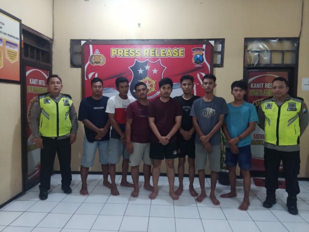 Tujuh pelaku penggelapan daging ayam di CV Wahana Sejahtera Food saat diamankan petugas di Mapolsek Jombang Kota.