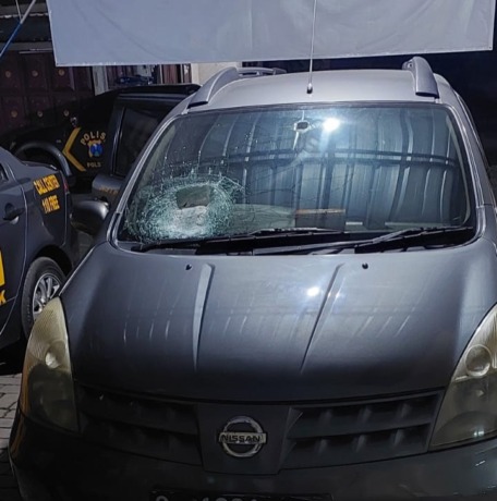 Mobil yang jadi korban teror lempar batu di Desa/Kecamatan Diwek Sabtu (10/6) malam.