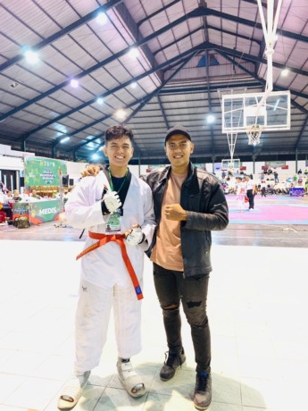 Luqman (kiri) sesaat sebelum bertanding, didampingi Alam (kanan) kakaknya di Surabaya, (9/6).