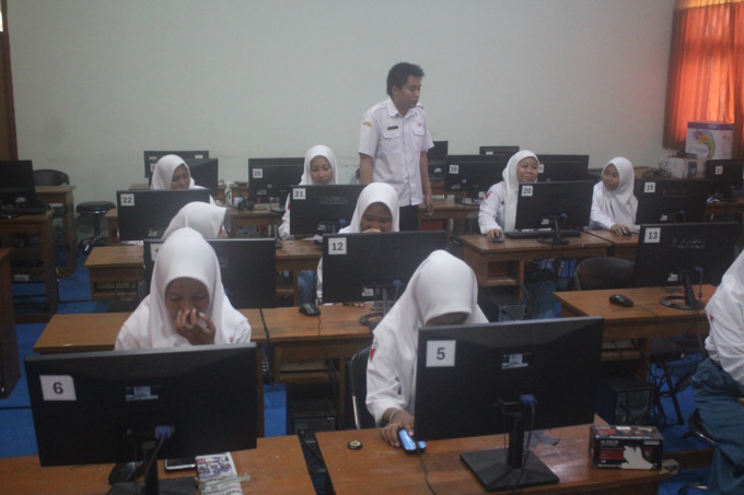 Siswa langsung praktek di lab komputer SMKN Kabuh