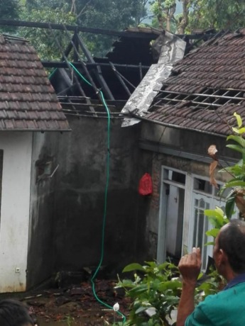 Kondisi rumah Yani, warga Desa Carangwulung setelah kebakaran terjadi. Kebakaran ini, diduga dipicu handphone milik anak Yani yang meledak saat dicas.