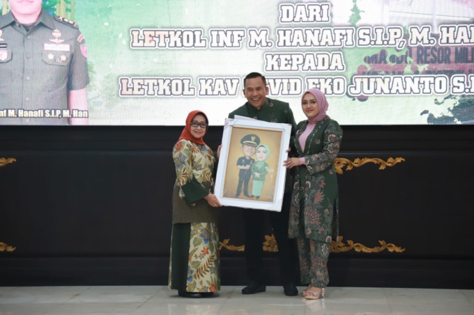 Bupati Jombang Hj Mundjidah Wahab foto bersama Letkol Inf Hanafi bersama istri