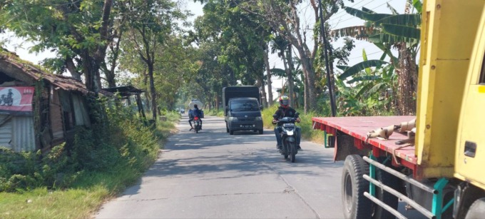 Jalan kabupaten ruas Kabuh-Tapen di Desa Karangpakis ini adalah jalan yang akan diperbaiki dengan bantuan anggaran dari Kementrian PUPR