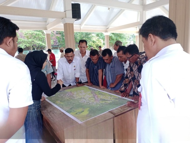 Petugas dari Disperta Jombang beserta Pemdes dan masyarakat Tanjungwadung, Kecamatan Kabuh menggelar FGD untuk penyusunan peta LP2B