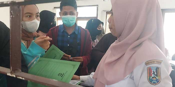 BERJUBEL: Calon pendaftar perades di Dispendukcapil Tuban yang mengantre mengajukan legalisir KK dan KTP. (M. Mahfudz Muntaha/Radar Tuban)