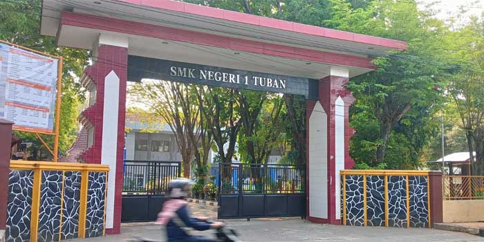 PALING BANYAK DIMINATI: SMKN 1 Tuban di Jalan Mastrip, salah satu sekolah kejuruan negeri yang paling banyak diminati pada penerimaan peserta didik baru tahun ini. (Yudha Satria Aditama/Radar Tuban)