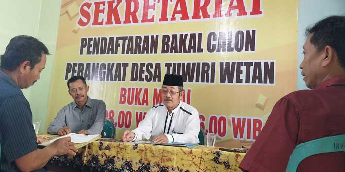 MENUNGGU: Panitia seleksi perades Desa Tuwiriwetan, Kecamatan Merakurak siap melayani pendaftar di posko pendaftaran. (M. Mahfudz Muntaha/Radar Tuban)