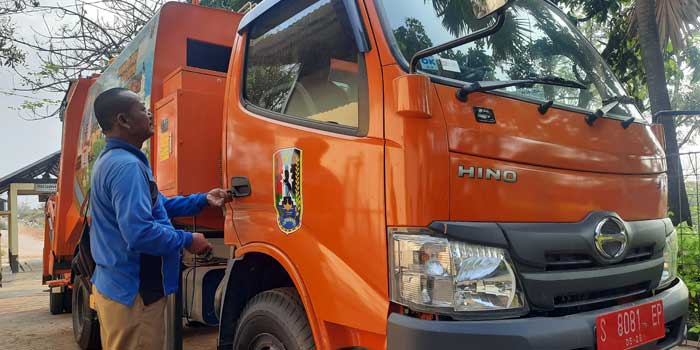 SETARA RUBICON: Truk pengangkut sampah tipe compactor seharga 1,5 miliar terparkir di TPA Gunung Panggung di Kelurahan Gedongombo. (Andhika Feriawan/Radar Tuban)